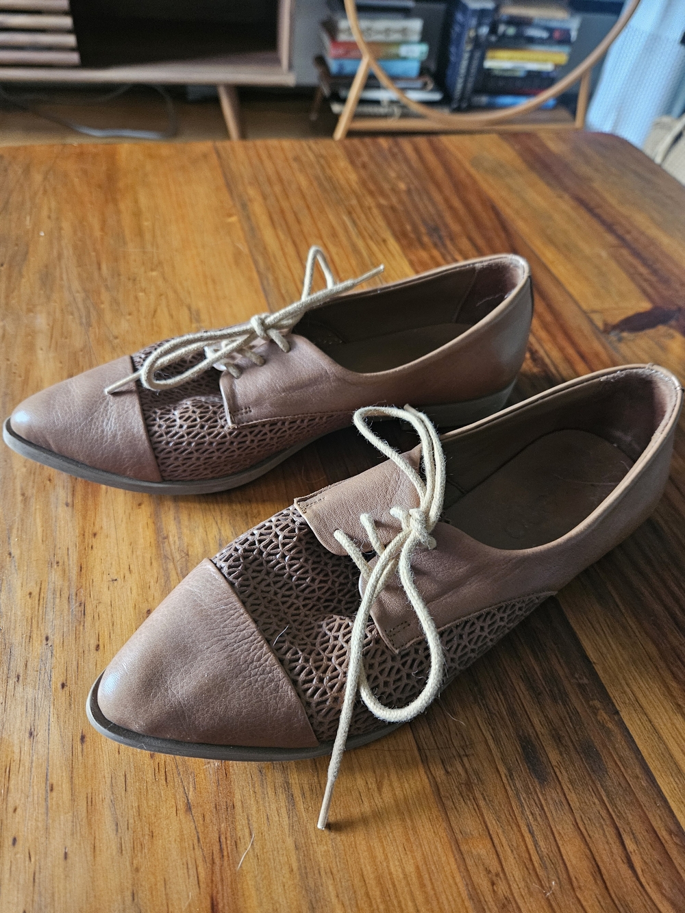 Bueno Women's Brown Lace-Up Pointed Toe Oxfords